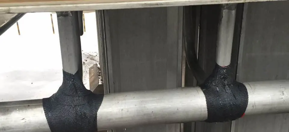 Fibre-reinforced external protection around two completed field bodies.