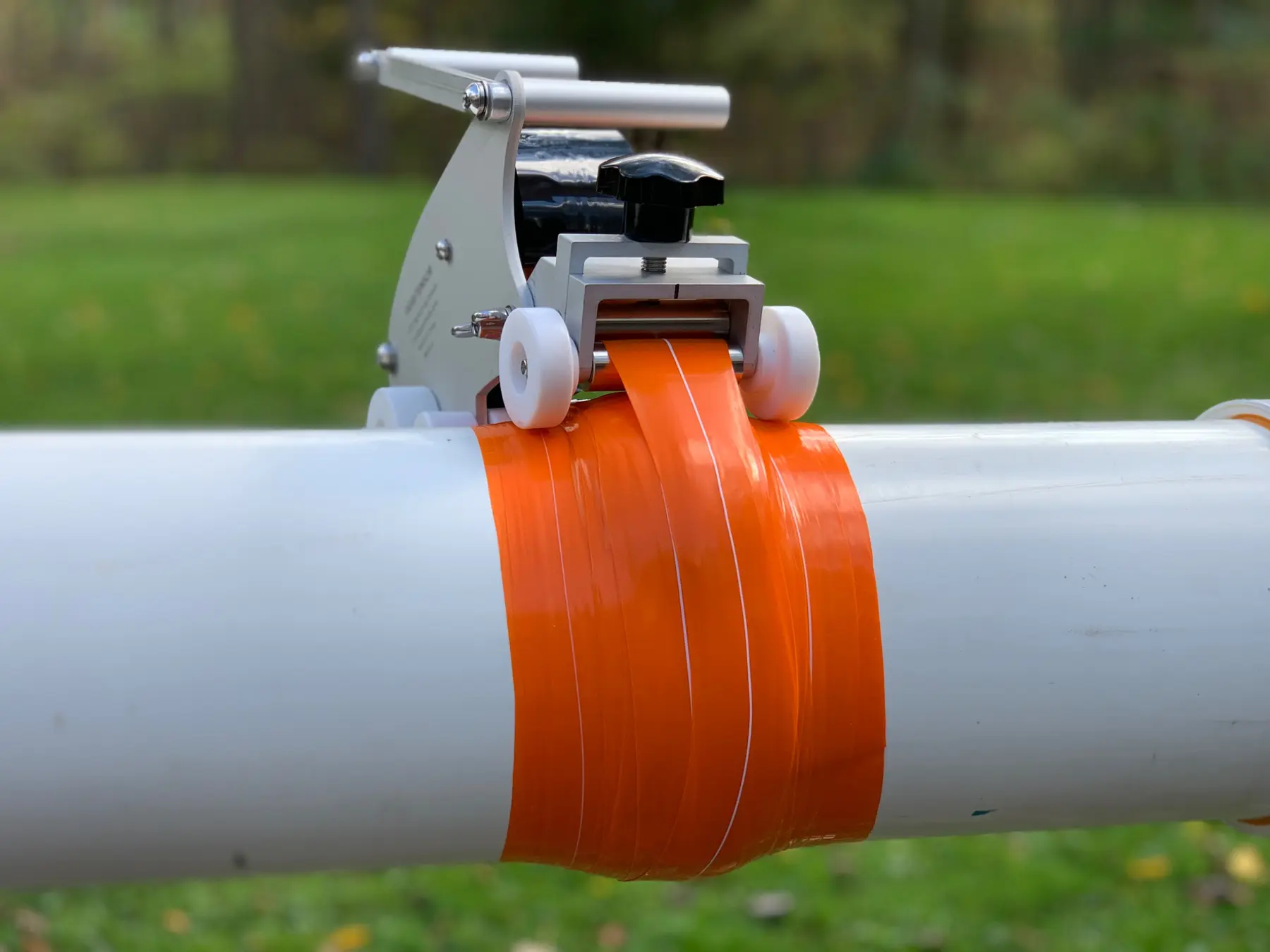 A dedicated winding device constructing an ISB around a 200 mm polyethylene pipe.